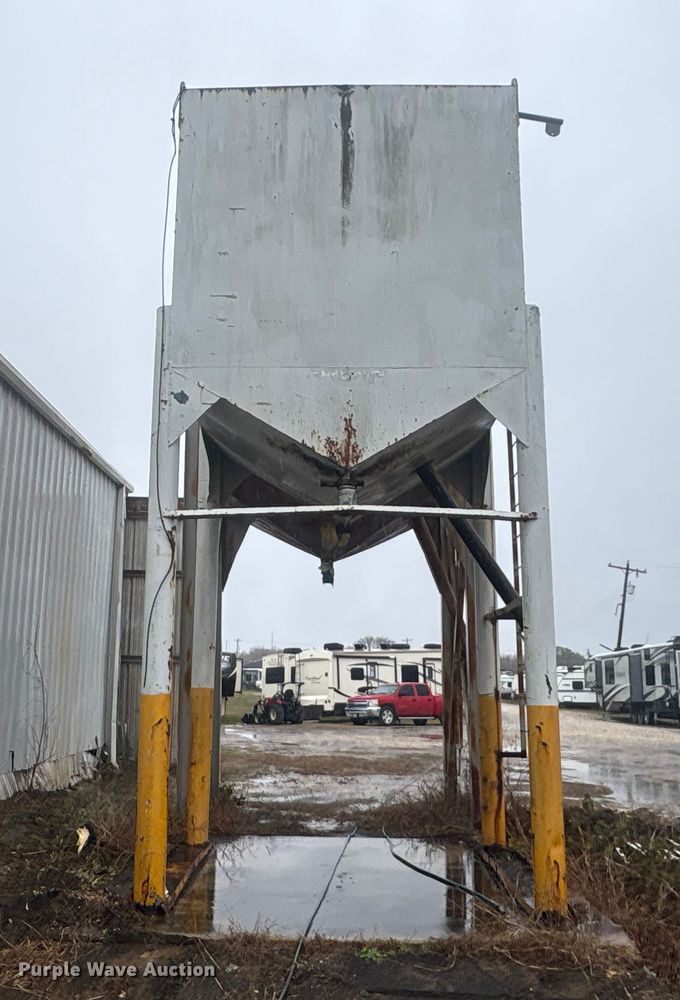 image for item EA7197 (2) grain bins