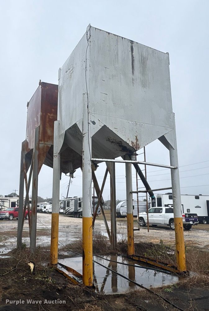 image for item EA7197 (2) grain bins