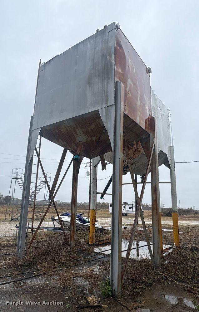 image for item EA7197 (2) grain bins