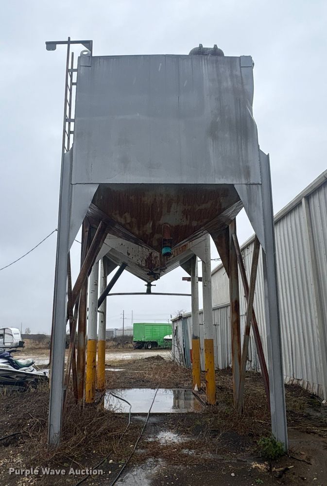 image for item EA7197 (2) grain bins