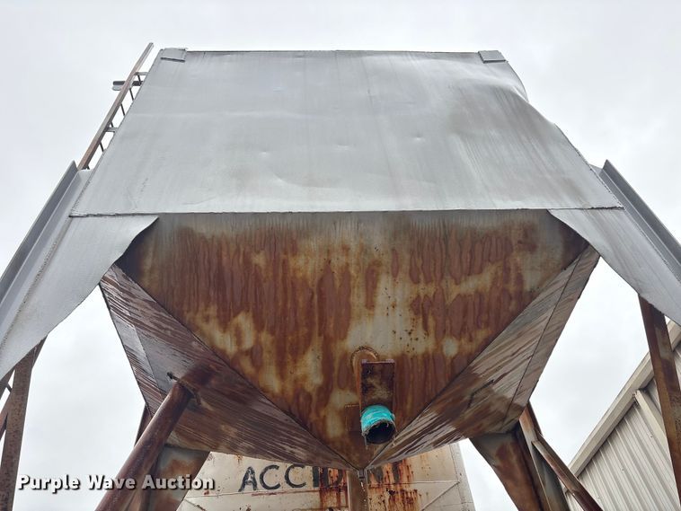 image for item EA7197 (2) grain bins