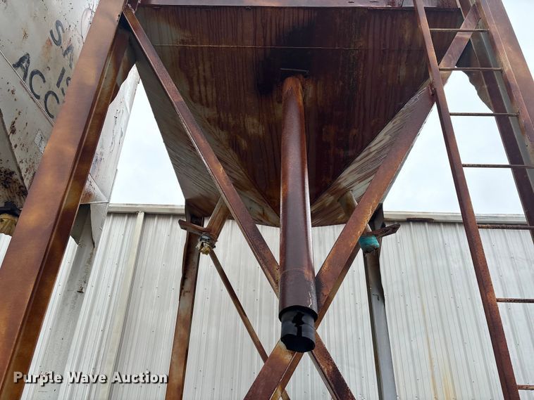 image for item EA7197 (2) grain bins