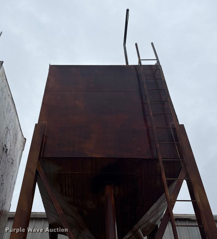 image for item EA7197 (2) grain bins