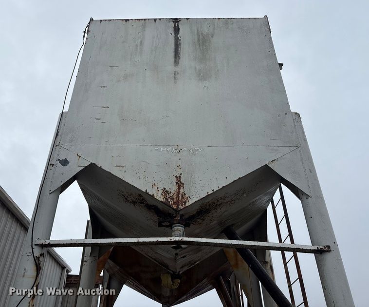 image for item EA7197 (2) grain bins