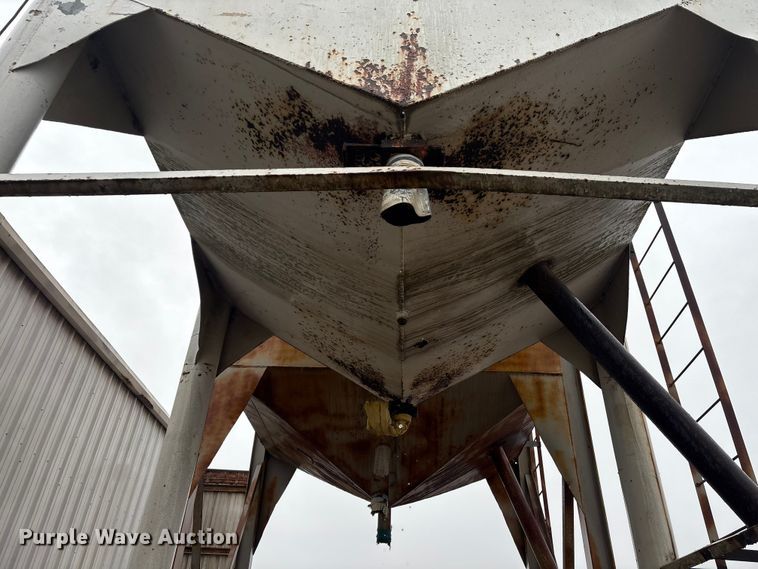 image for item EA7197 (2) grain bins