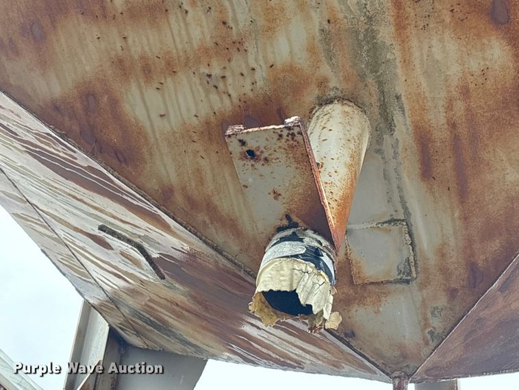 image for item EA7197 (2) grain bins