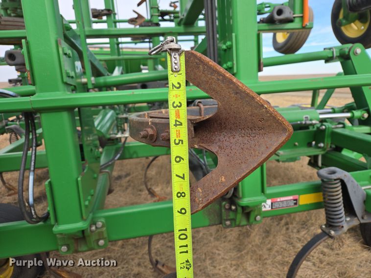 image for item EB1343 2012 John Deere 2210 field cultivator