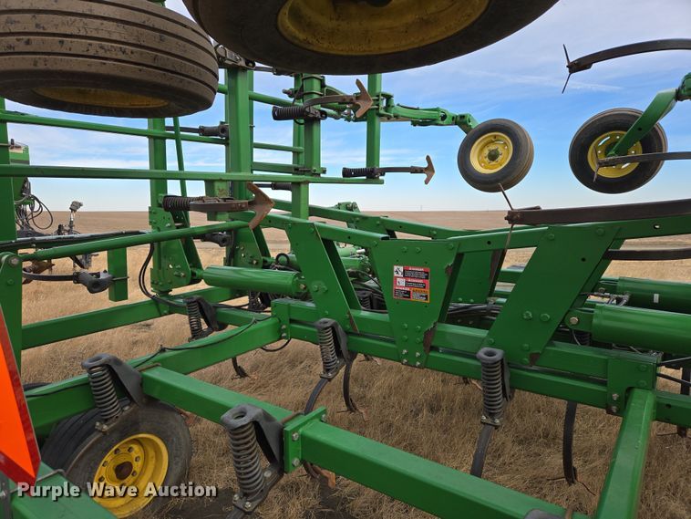 image for item EB1343 2012 John Deere 2210 field cultivator