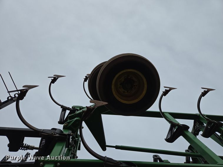 image for item EB1343 2012 John Deere 2210 field cultivator