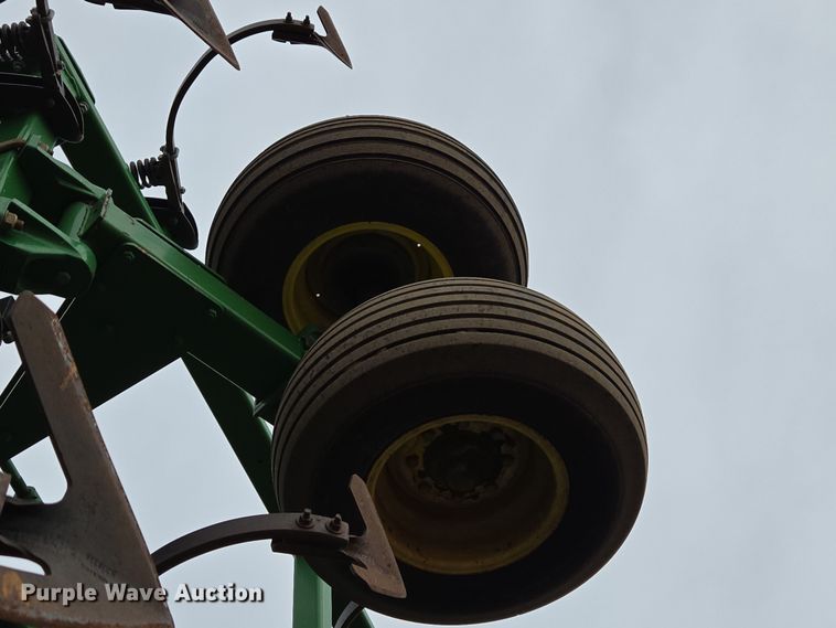 image for item EB1343 2012 John Deere 2210 field cultivator