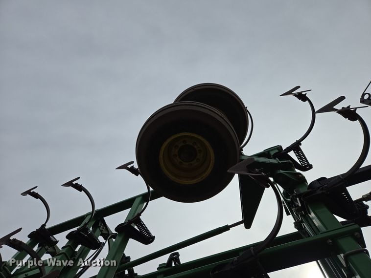 image for item EB1343 2012 John Deere 2210 field cultivator