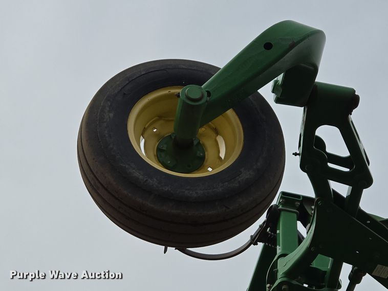 image for item EB1343 2012 John Deere 2210 field cultivator