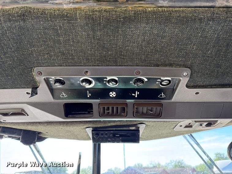 image for item ED5182 1993 John Deere 4760 tractor