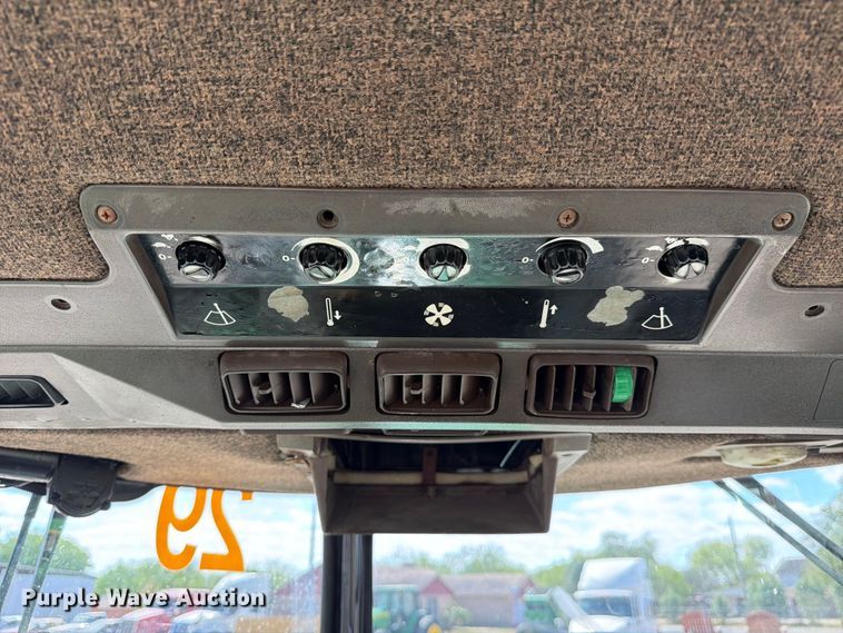 image for item ED5183 1992 John Deere 4760 tractor