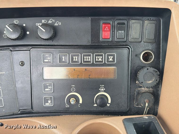 image for item ED5184 2004 John Deere 8320 MFWD tractor