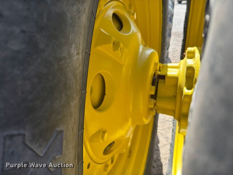 image for item ED5186 2005 John Deere 8220 MFWD tractor