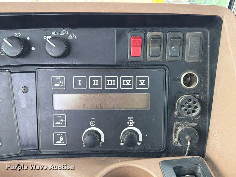 image for item ED5186 2005 John Deere 8220 MFWD tractor