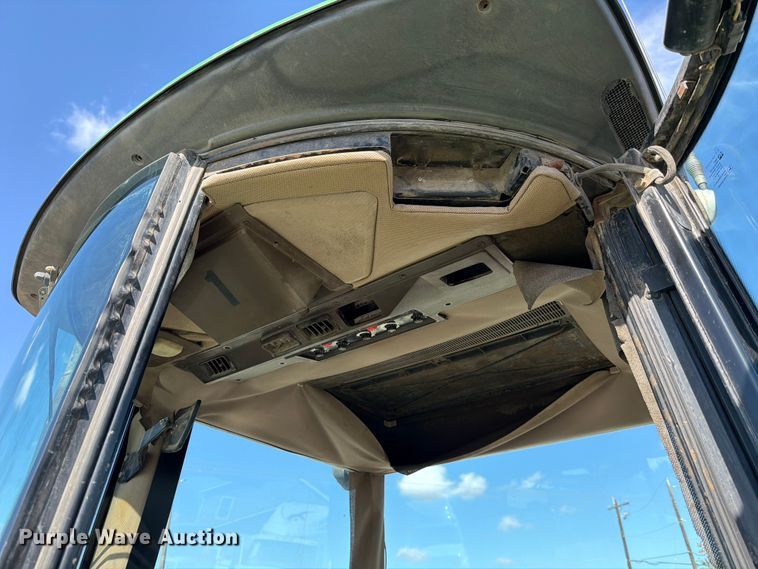 image for item ED5187 1993 John Deere 4760 tractor