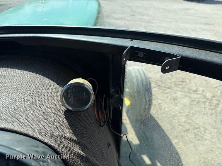 image for item ED5187 1993 John Deere 4760 tractor