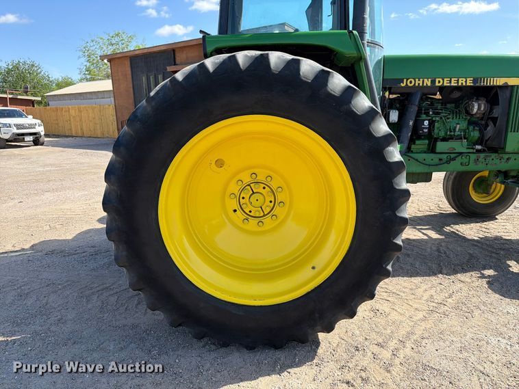 image for item ED5187 1993 John Deere 4760 tractor