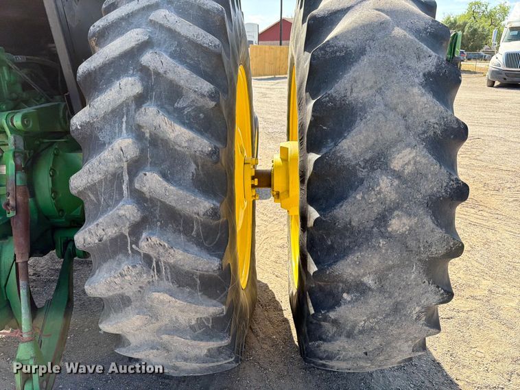 image for item ED5187 1993 John Deere 4760 tractor