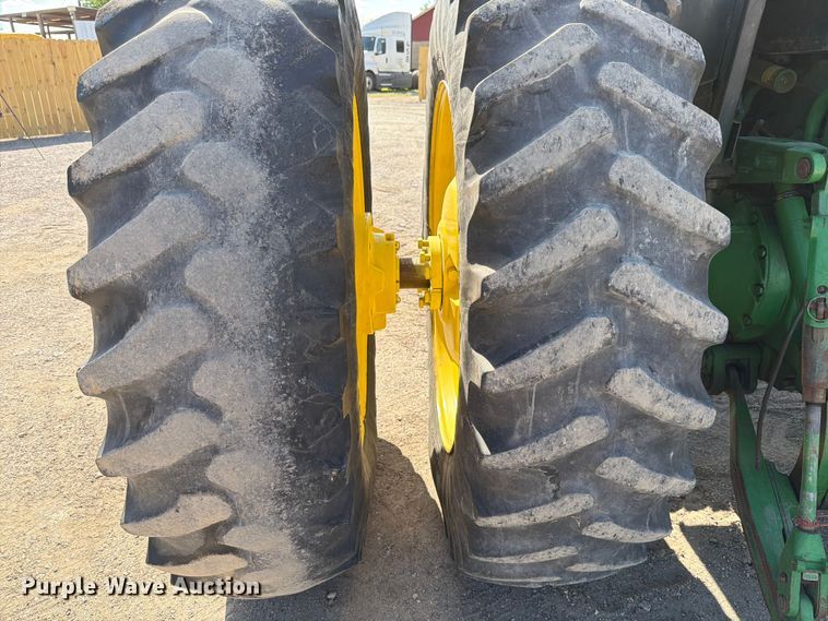 image for item ED5187 1993 John Deere 4760 tractor