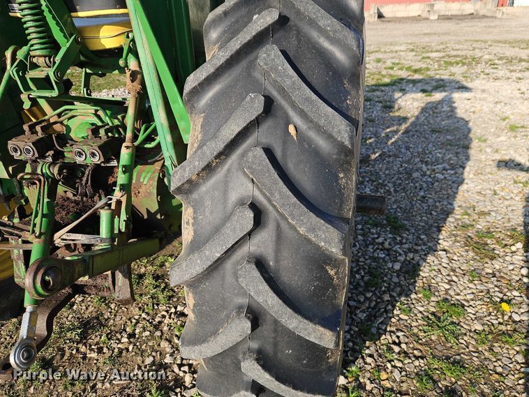 image for item EO7074 1977 John Deere 2640B tractor