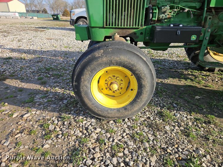 image for item EO7074 1977 John Deere 2640B tractor