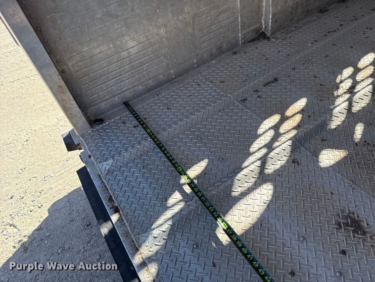 image for item ES5985 2009 Wilson PSGN-5724T livestock trailer