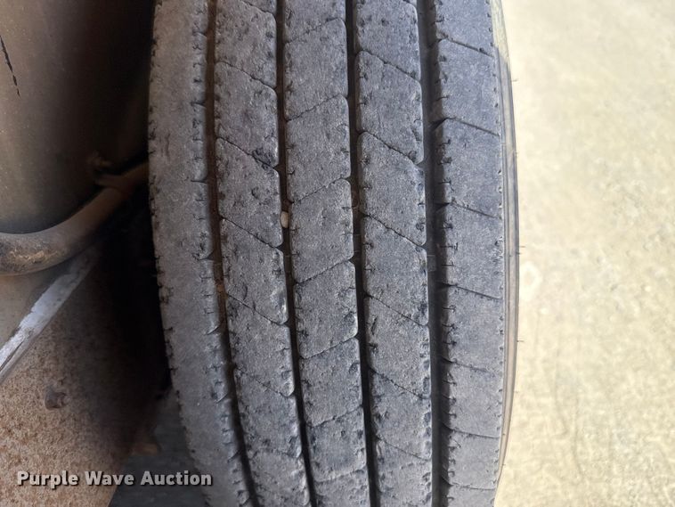 image for item ES5985 2009 Wilson PSGN-5724T livestock trailer