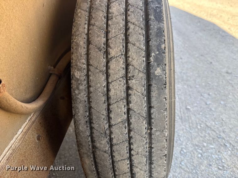 image for item ES5985 2009 Wilson PSGN-5724T livestock trailer