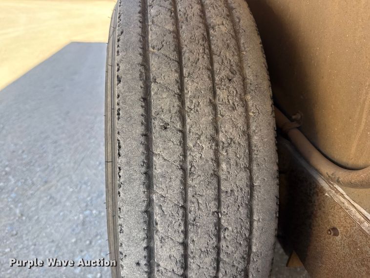 image for item ES5985 2009 Wilson PSGN-5724T livestock trailer