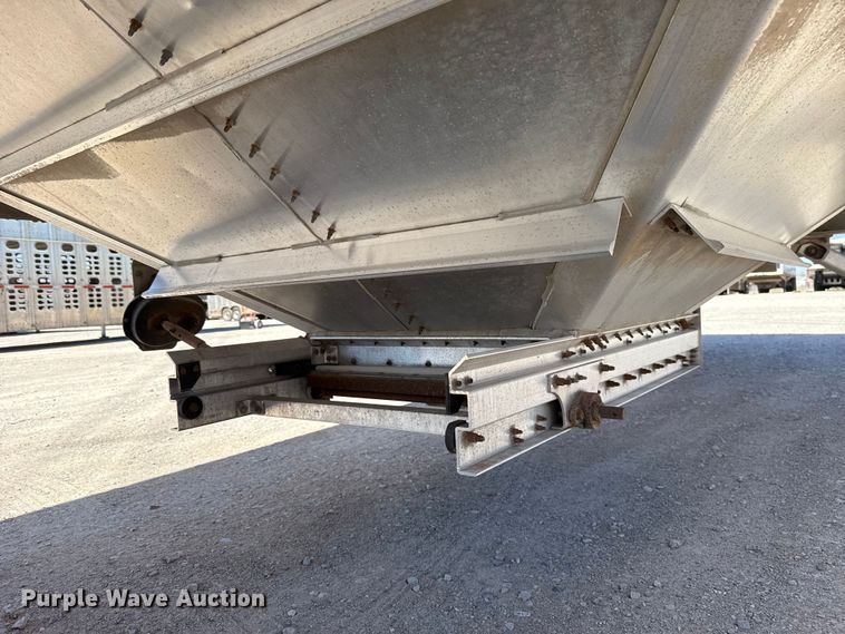 image for item ES5990 2015 Wilson DWH-500 Pace Setter grain trailer