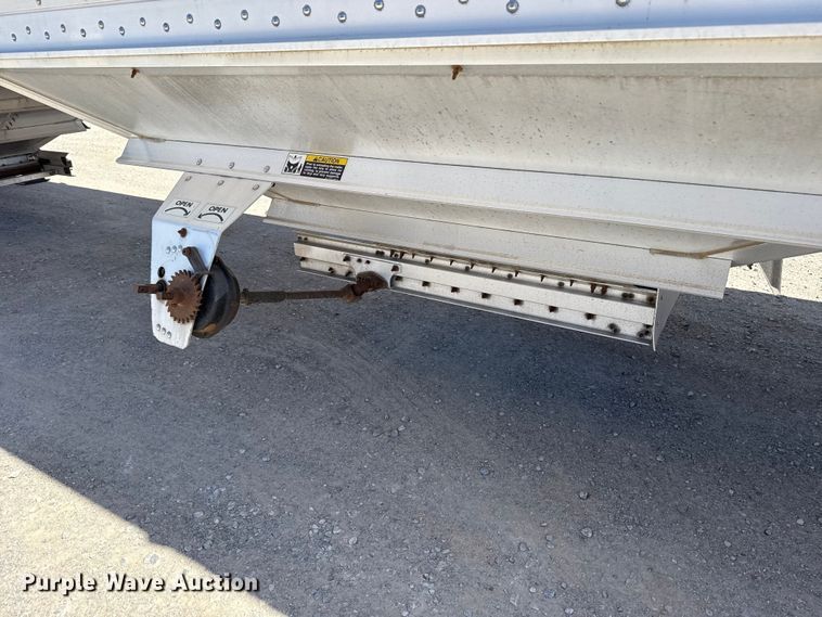 image for item ES5990 2015 Wilson DWH-500 Pace Setter grain trailer