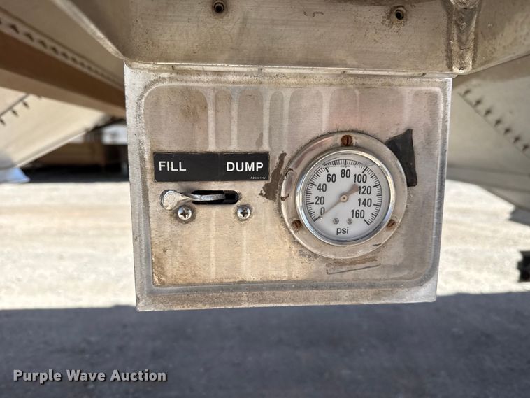 image for item ES5990 2015 Wilson DWH-500 Pace Setter grain trailer