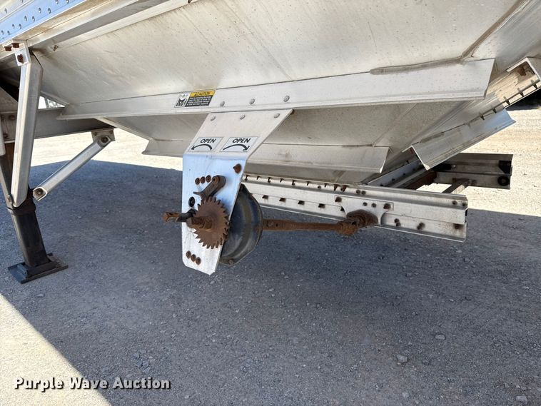 image for item ES5990 2015 Wilson DWH-500 Pace Setter grain trailer