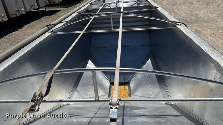 image for item ES5990 2015 Wilson DWH-500 Pace Setter grain trailer