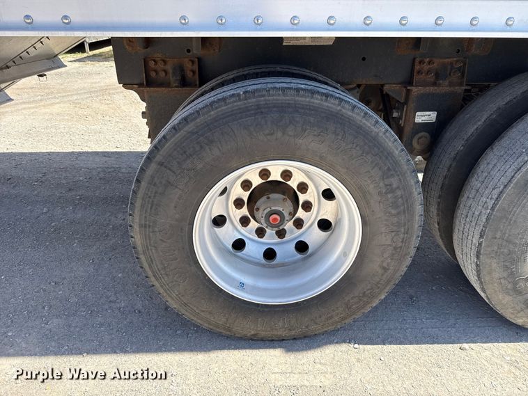 image for item ES5990 2015 Wilson DWH-500 Pace Setter grain trailer