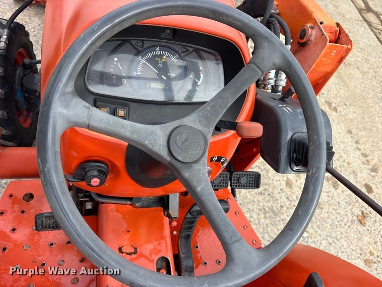image for item ES8644 Kubota L3901D MFWD tractor