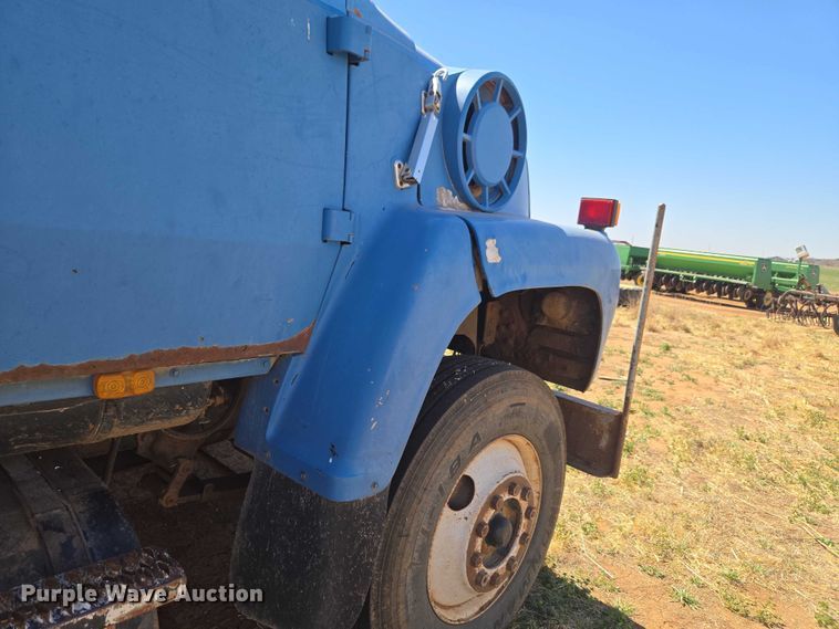 image for item ET1497 1987 Ford LN8000 feed mixer truck