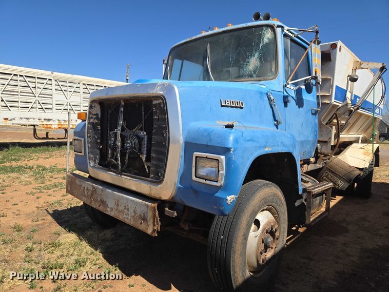 image for item ET1497 1987 Ford LN8000 feed mixer truck