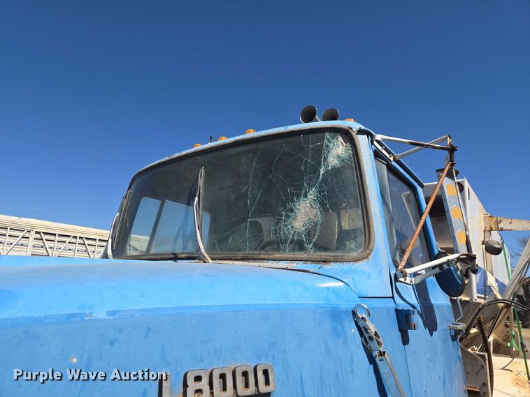 image for item ET1497 1987 Ford LN8000 feed mixer truck