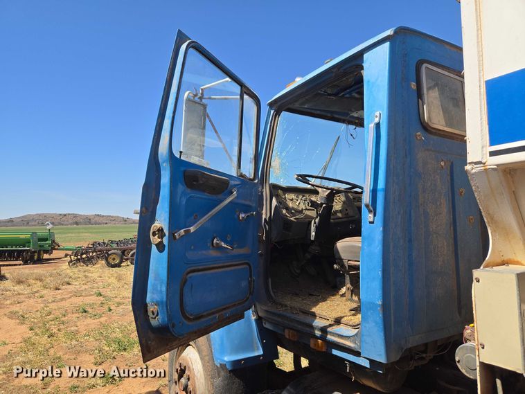 image for item ET1497 1987 Ford LN8000 feed mixer truck