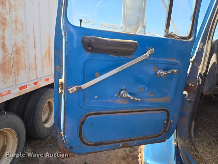 image for item ET1497 1987 Ford LN8000 feed mixer truck