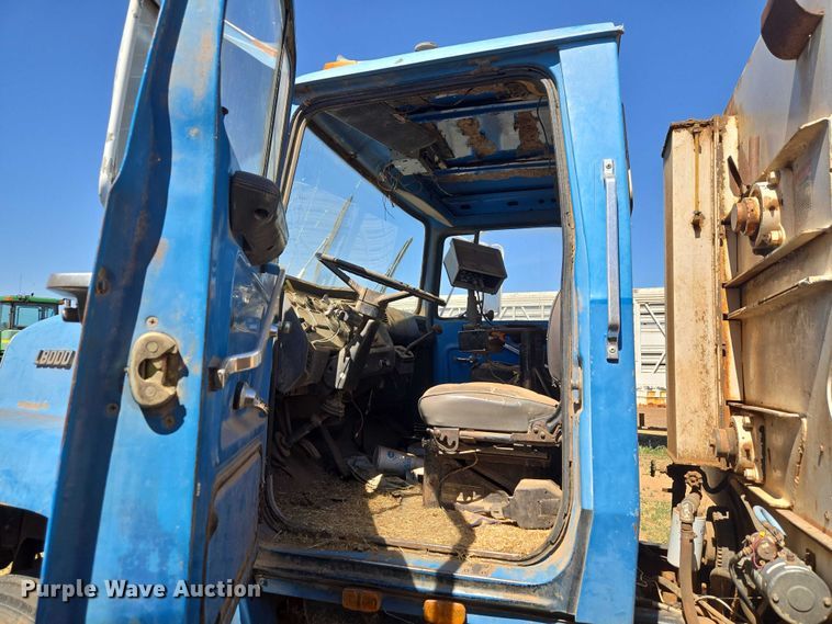 image for item ET1497 1987 Ford LN8000 feed mixer truck