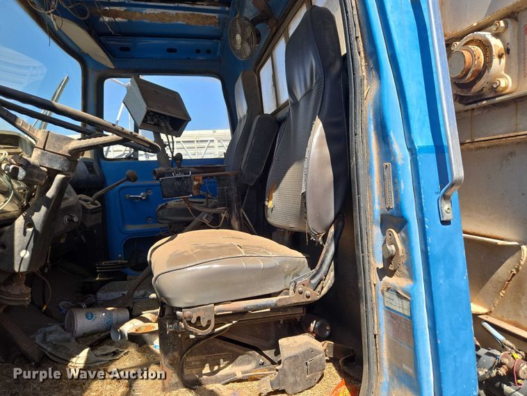 image for item ET1497 1987 Ford LN8000 feed mixer truck