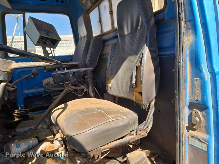 image for item ET1497 1987 Ford LN8000 feed mixer truck