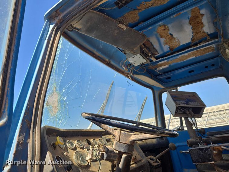 image for item ET1497 1987 Ford LN8000 feed mixer truck