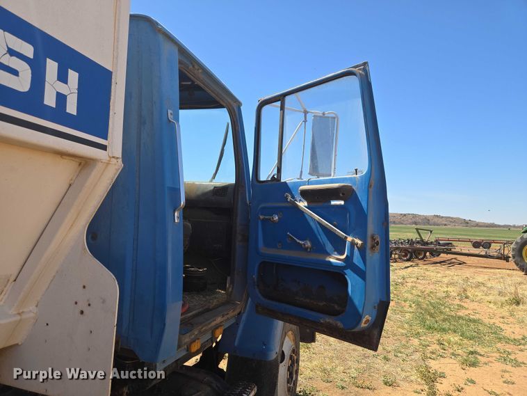 image for item ET1497 1987 Ford LN8000 feed mixer truck