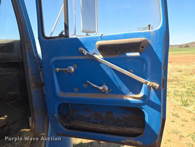image for item ET1497 1987 Ford LN8000 feed mixer truck